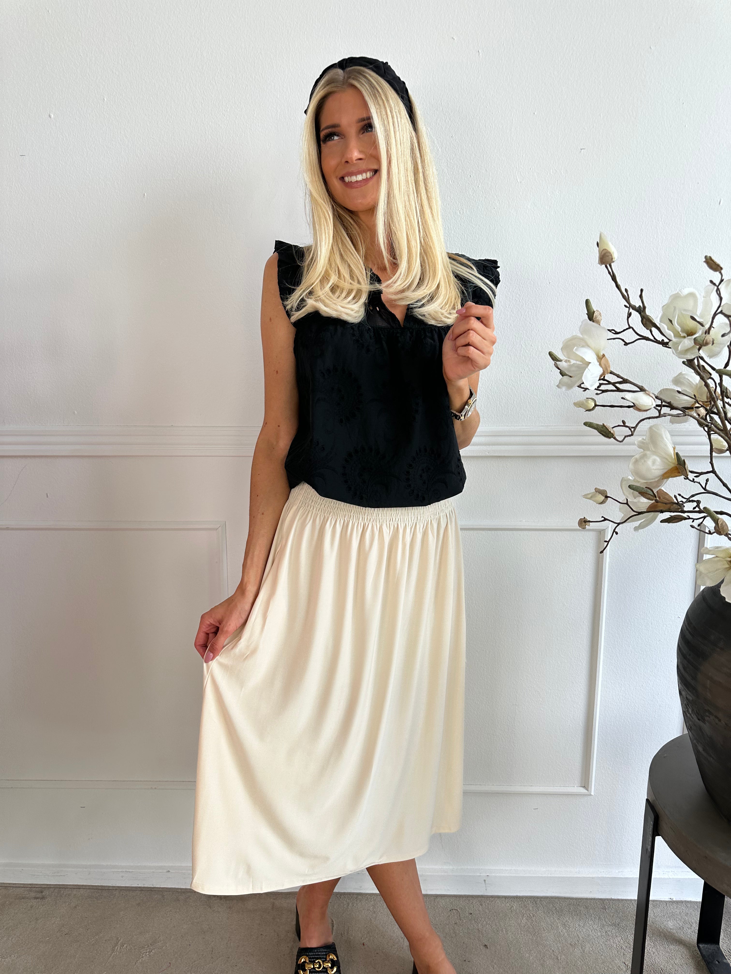 Pams Plain Midi Skirt - Kjol i stretchigt material med fickor